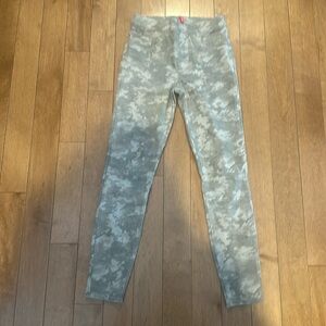 LIKE NEW Spanx Camo pull on denim!  Size small! 🎉